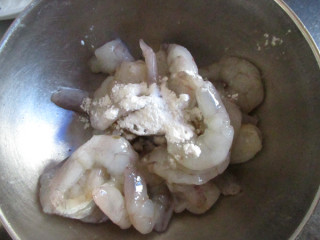 8、炒青虾仁,最后放少许干淀粉抓拌均匀