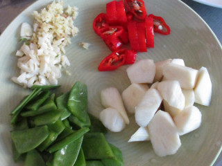 10、炒青虾仁,其它食材切好备用