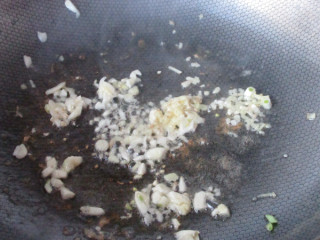 12、炒青虾仁,锅中底油炒香姜蒜末