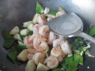 14、炒青虾仁,再把滑好的虾仁放入