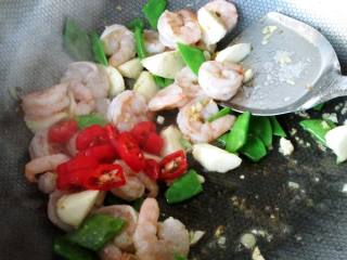 15、炒青虾仁,翻炒大约半分钟即可出锅