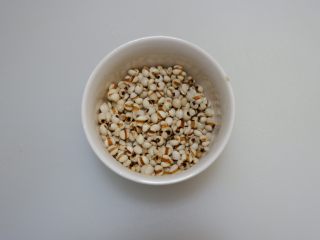 1、黄白双米沙拉—低脂代餐，健康减肥,薏米淘洗干净