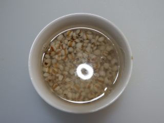 2、黄白双米沙拉—低脂代餐，健康减肥,浸泡1个小时以上，将其泡透。（建议浸泡过夜）