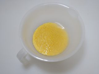 3、黄白双米沙拉—低脂代餐，健康减肥,小米淘洗干净。