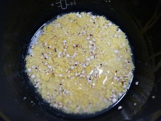 4、黄白双米沙拉—低脂代餐，健康减肥,将两种米放入锅中，加入适量水，