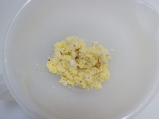 7、黄白双米沙拉—低脂代餐，健康减肥,取一个大容器，放入小米薏米。