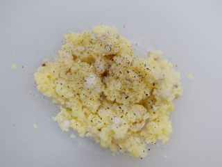 9、黄白双米沙拉—低脂代餐，健康减肥,黑胡椒碎。将米饭拌匀。