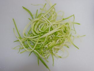 10、黄白双米沙拉—低脂代餐，健康减肥,西葫芦擦成细丝。