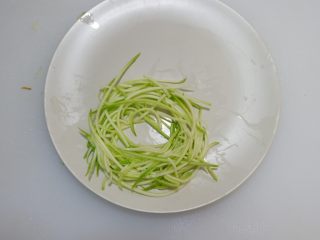 11、黄白双米沙拉—低脂代餐，健康减肥,取一个盘子。将西葫芦丝盘成鸟窝状