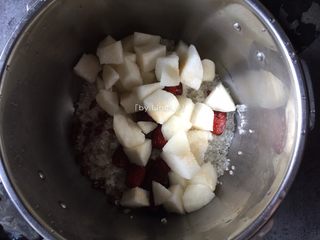 8、雪梨银耳粥,加入雪梨