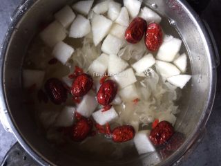 10、雪梨银耳粥,加入适量清水煲煮