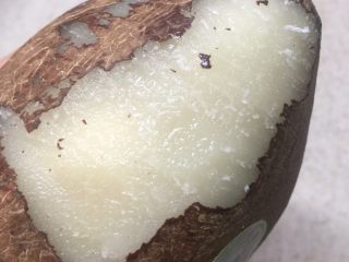 2、印度椰子鸡汤,削去一小部分皮,你会看到满满的油脂渗出。