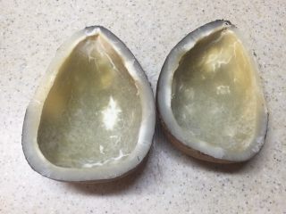 3、印度椰子鸡汤,对半切开,看到白的,黄的。这些其实是由椰子油脂形成的,买的时候亲们可以闻一下,会有很浓的椰子味。如果变质会腐烂或者长霉。还有这种椰子是没有椰汁的。