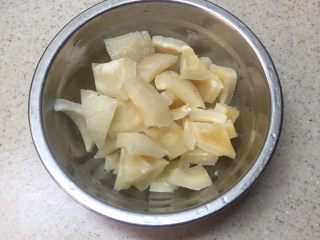 4、印度椰子鸡汤,去皮切块。据说印度椰子皮也可以吃,我要煲汤还是觉得去皮的好。