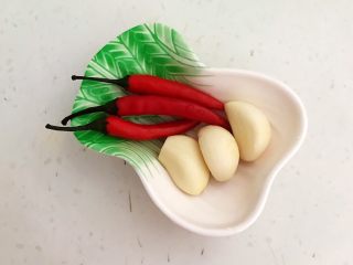 1、麻辣牛肚,把小米辣和大蒜清洗干净