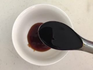 4、麻辣牛肚,加入生抽