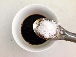 8、麻辣牛肚,加入白糖