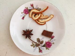 14、麻辣牛肚,准备干料：陈皮，桂皮和八角