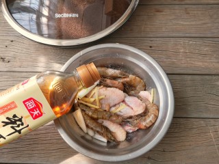 4、麻辣香锅——麻辣界的扛把子,处理好的鸡翅和虾放进容器中，加入葱姜和适量的盐，加入料酒，抓拌均匀腌制15分钟。