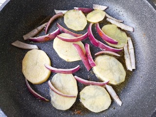 11、麻辣香锅——麻辣界的扛把子,用锅中的底油将土豆片和洋葱煎一下。