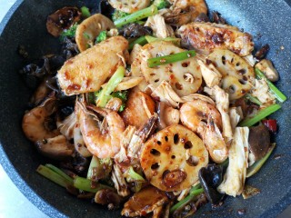 18、麻辣香锅——麻辣界的扛把子,再下入处理好的各种蔬菜翻炒，炒至所有菜都均匀沾上酱料。