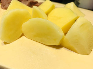 2、啤酒炖牛肉,土豆洗净，削皮，切大块；