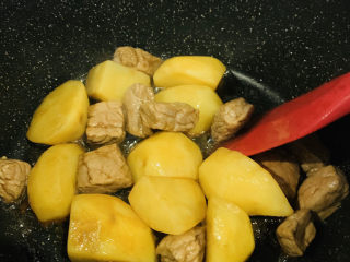 7、啤酒炖牛肉,炒上色；