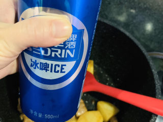 8、啤酒炖牛肉,先倒一点点啤酒；