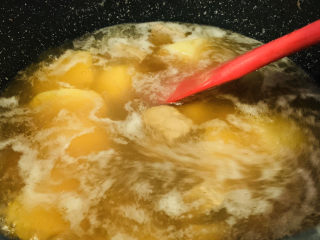 11、啤酒炖牛肉,啤酒刚倒入进去时候，很多泡沫，煮一会就会消失，这会要特别注意锅里，避免溢出；