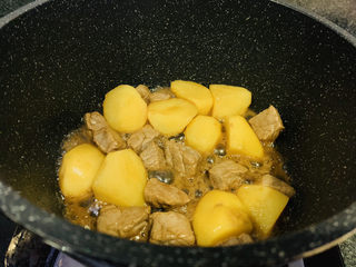 9、啤酒炖牛肉,先炒香；