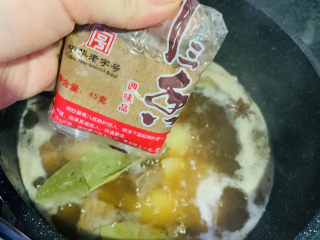 13、啤酒炖牛肉,加入八角香叶，加十三香；