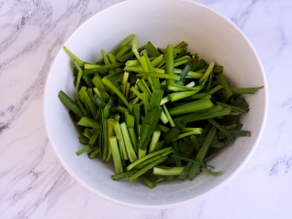 2、家常韭菜炒鸡蛋,然后切成段