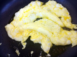 8、家常韭菜炒鸡蛋,小火把鸡蛋翻炒