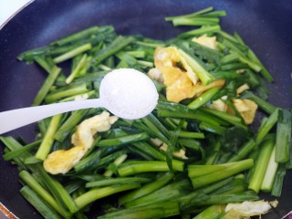 12、家常韭菜炒鸡蛋,然后加一勺盐