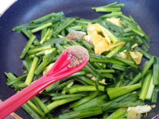 14、家常韭菜炒鸡蛋,再加半勺胡椒粉