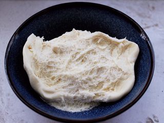 8、卤肉夹馍,醒发好的面团组织是呈蜂窝状的。