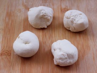 9、卤肉夹馍,把醒发好的面团揉匀后，分成四份。