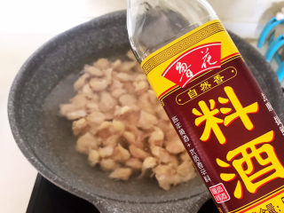 2、香辣鸡脆骨,加入料酒