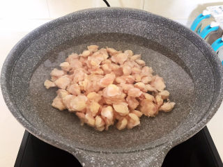 3、香辣鸡脆骨,鸡脆骨冷水下锅，水开后焯水5分钟