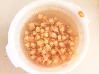 4、香辣鸡脆骨,把焯好的鸡脆骨捞出来清洗干净