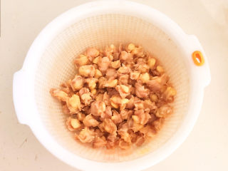 5、香辣鸡脆骨,沥干水分