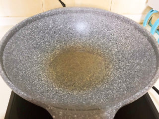 6、香辣鸡脆骨,炒锅烧热后加入菜籽油