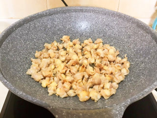 7、香辣鸡脆骨,油烧热后加入鸡脆骨，翻炒2分钟