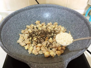 8、香辣鸡脆骨,加入熟黑白芝麻