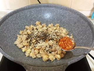 9、香辣鸡脆骨,加入辣椒粉