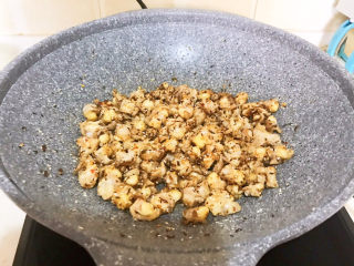 11、香辣鸡脆骨,翻炒均匀