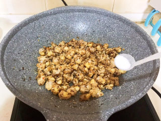 12、香辣鸡脆骨,加入精盐