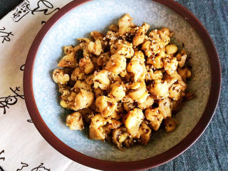 15、香辣鸡脆骨,香辣鸡脆骨麻辣鲜香，可以下酒，也可以当作小零食，非常美味～