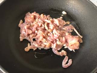 4、下饭菜-鱼香肉丝,热锅凉油倒入肉丝划炒