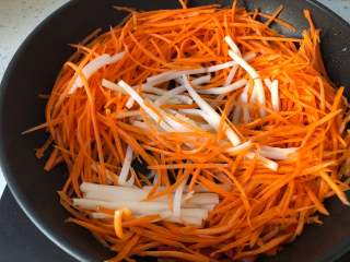 7、下饭菜-鱼香肉丝,放入胡萝卜和笋丝炒匀